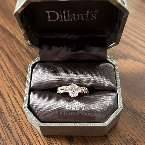 Dillards brand rhinestone ring size 6.  Quality costume jewelry. - Picture 1 of 3